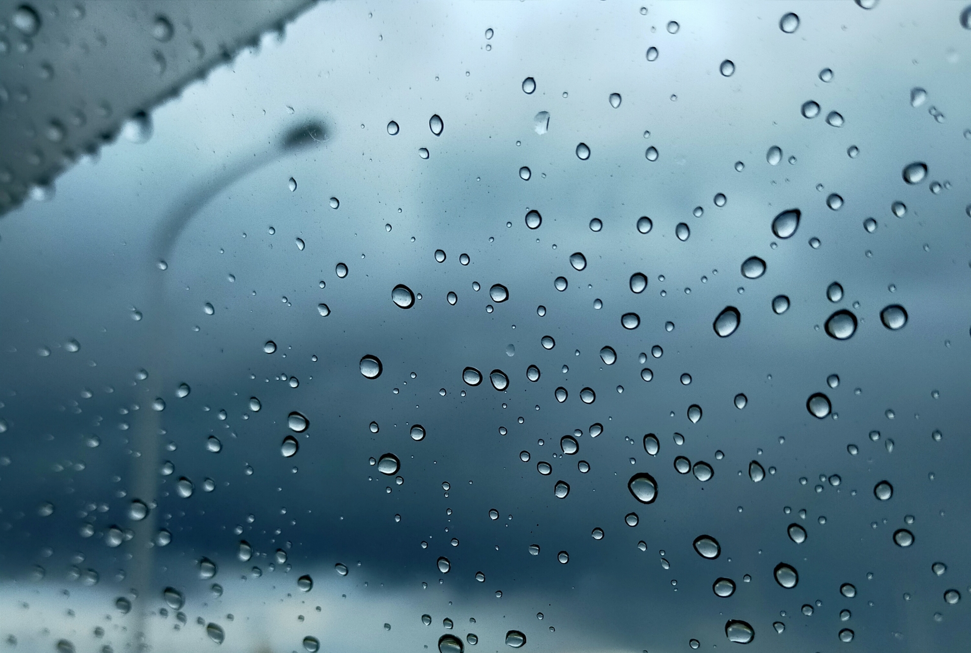 雨のウィンドウ